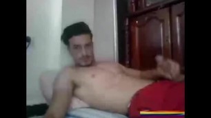 IRAQUI HETERO SEXY PILLADO MENEANDOCELA JUGANDO EN LA CAM GAY (2)