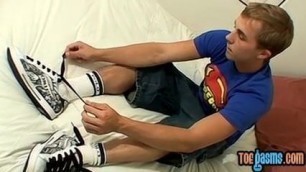 Straight jock licks own toes before masturbating solo