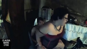 La gorda lamiendo toda la polla de su primo hasta sacarle toda la leche